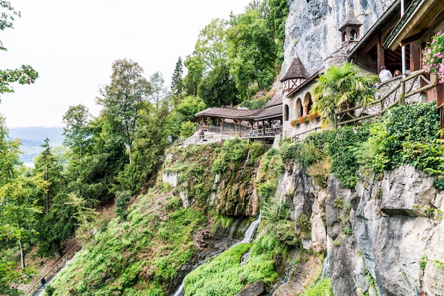 St Beatus Cave et cascades au-dessus de Thunersee, Sundlauenen, Suisse.