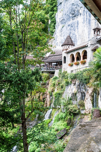 St Beatus Cave et cascades au-dessus de Thunersee