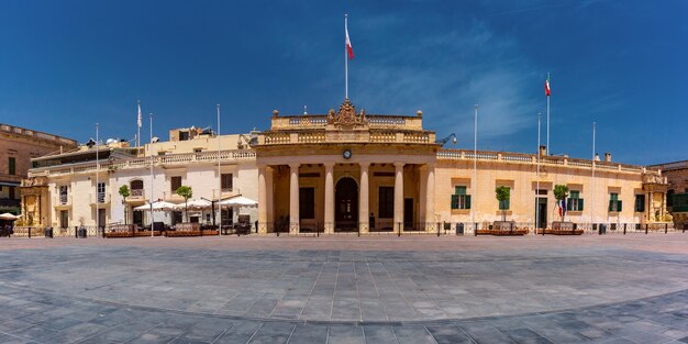 Photo st george square et palace armory dans la vieille ville de la valette le matin, capitale de malte