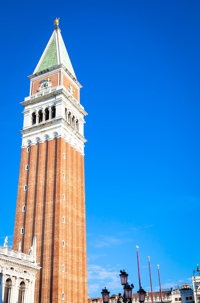 St Mark Campanile sur ciel bleu avec fond