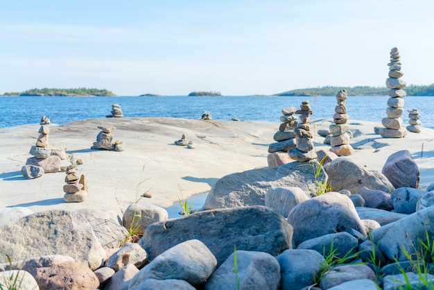 Stacked Rocks équilibrant, empilant avec précision. Tour de pierre sur le rivage. Espace de copie.