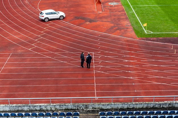 Stade d'athlétisme sans spectateurs lors d'un match de football au moment du coronavirus