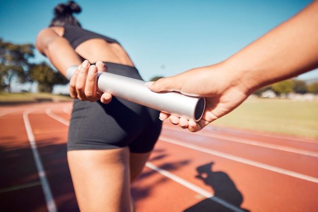 Stade de course et équipe de relais pour la compétition sportive de bâton ou le marathon de remise en forme Athlète coureuse exercice et confiance en travail d'équipe pour une motivation de mode de vie sain ou un défi d'entraînement sur la piste de course