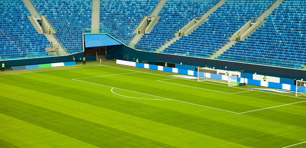 Stade de football (soccer) avec une pelouse verte sans spectateurs.