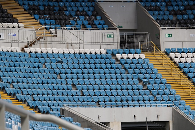 Stade de sport fermé avec tribunes vides