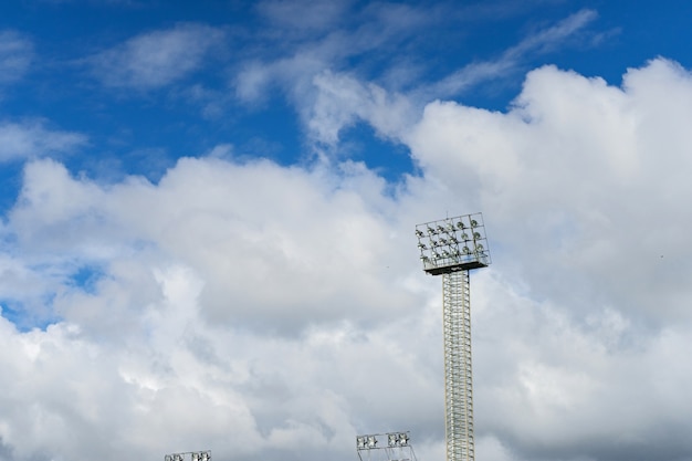 Stade Spotlight avec ciel bleu