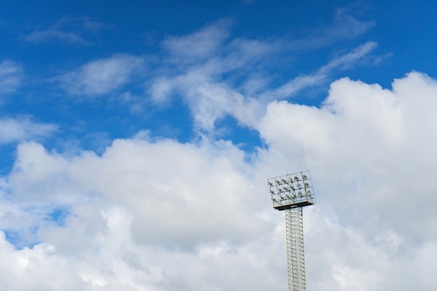 Stade Spotlight avec ciel bleu