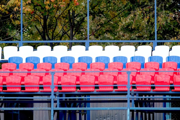Stade de la tribune avec de nombreux sièges colorés à l'extérieur vue de face