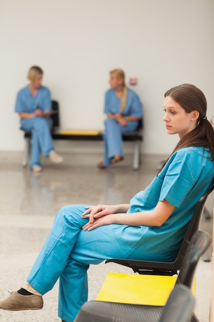 Photo stagiaire en attente sur une chaise