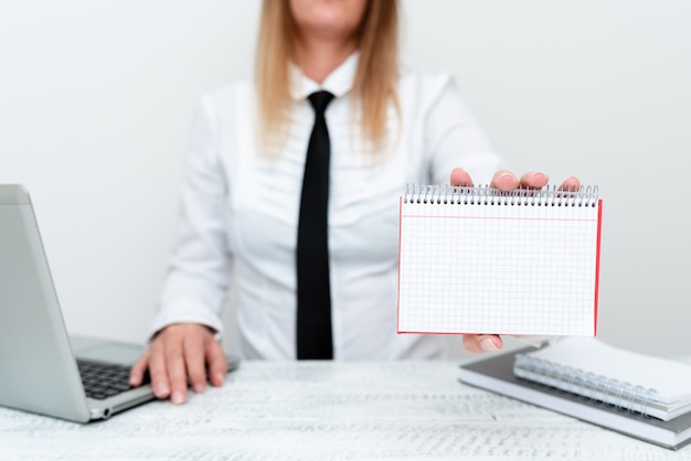 Stagiaire commençant un nouveau poste, étudiant présentant des études de rapport, chercheur étudiant de nouvelles pistes, développement d'applications mobiles, affichant des idées de présentation