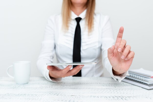 Photo stagiaire commençant un nouveau poste, étudiant présentant des études de rapport, chercheur étudiant de nouvelles pistes, développement d'applications mobiles, affichant des idées de présentation