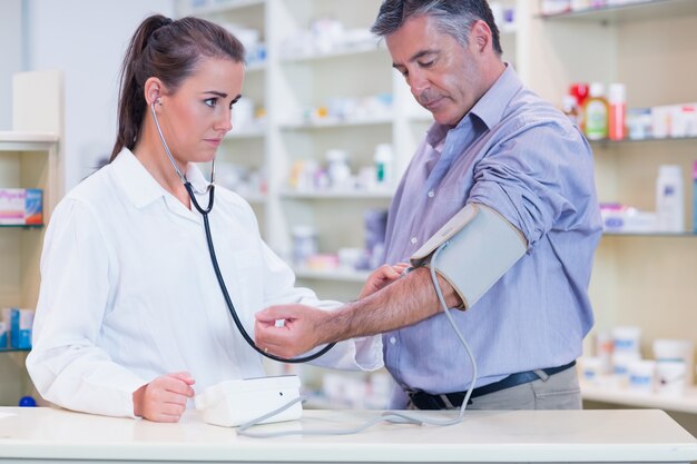 Stagiaire à l&#39;écoute des patients avec un stéthoscope