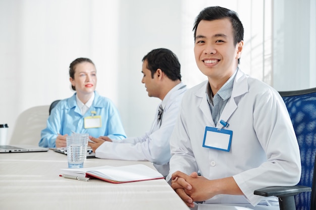 Stagiaire participant à une réunion à l'hôpital