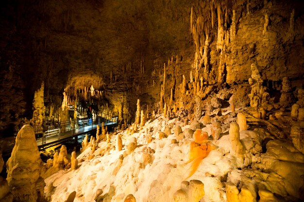 Stalactites dans la grotte