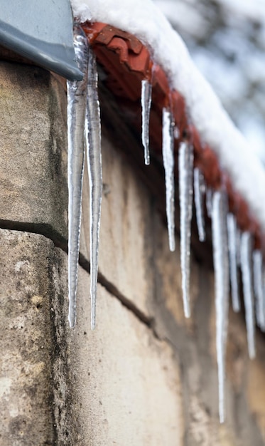 Stalactites de glace au bord d'un mur