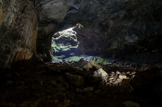 Stalactites des grottes, stalagmites et autres formations à Emine-Bair-Khosar, Crimée