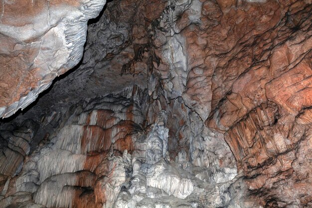 Stalactites et stalagmites dans la grotte Douce Adygée..