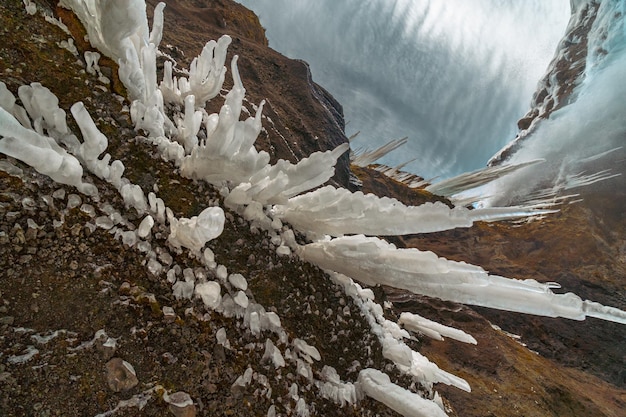 Stalagmites glacées épineuses créées à partir du toit d'une montagne à côté de la cascade de Kvernufoss vue