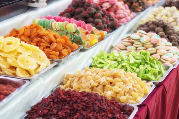 Stand avec de délicieux fèves à la gelée moelleuses Cuisine de rue colorée avec de délicieux bonbons sucrés à Budapest, Hongrie