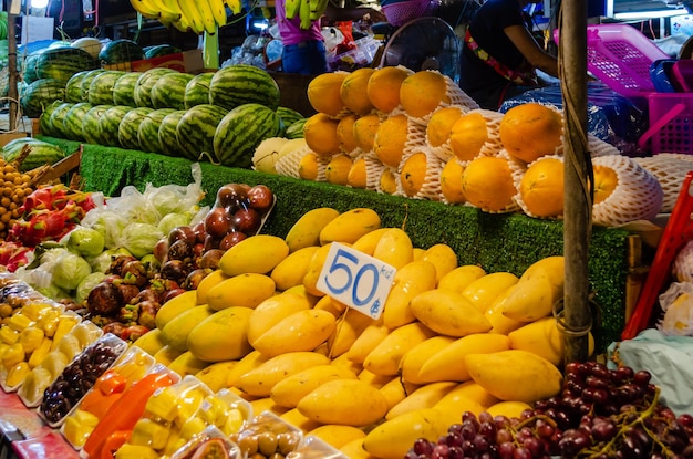 Un stand de fruits avec une pancarte indiquant 50.