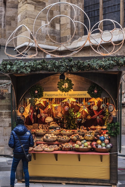 Stand d'hiver avec des souvenirs au marché de Noël