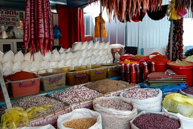 Un stand sur un marché de Tbilissi, en Géorgie, avec des épices, des céréales, du churchkhella et plus encore.