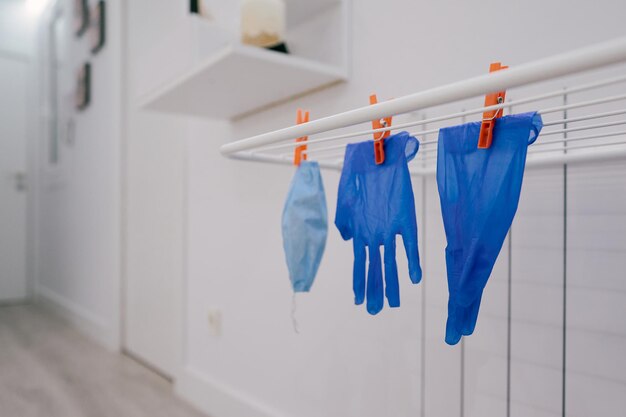 Photo stand avec masque et gants dans l'entrée de la maison covid19