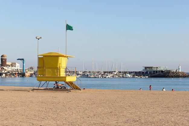 Stand de sauveteur jaune sur la plage de Caleta de Fuste, Fuerteventura