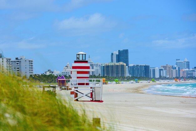 Stand de sauveteur de plage de Miami dans le poste de maître nageur de soleil de la Floride sur la plage de miami