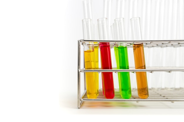 Stand avec des tubes à essai isolés sur blanc. Verrerie de laboratoire