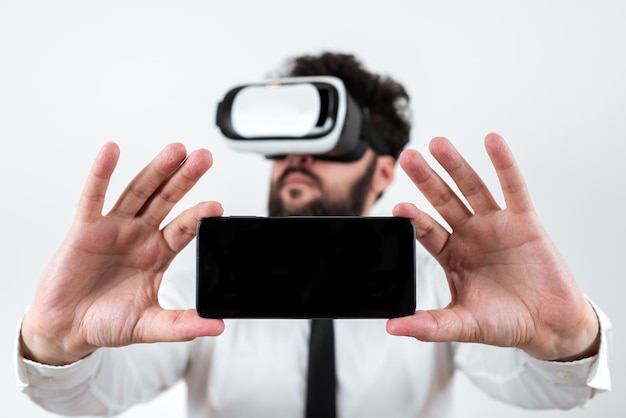 Standig Man Holding Mobile Phone avec des messages importants et portant des lunettes Vr Homme d'affaires ayant des lunettes de réalité virtuelle et un écran de téléphone portable avec de nouvelles idées