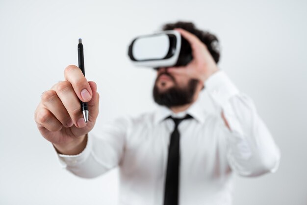 Standig Man Holding Pen To Point Messages Importants Et Porter Des Lunettes Vr Homme D'affaires Ayant Des Lunettes De Réalité Virtuelle Et Pointant Sur Des Informations Crutiales