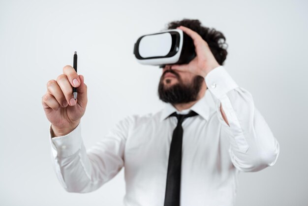 Standig Man Holding Pen To Point Messages Importants Et Porter Des Lunettes Vr Homme D'affaires Ayant Des Lunettes De Réalité Virtuelle Et Pointant Sur Des Informations Crutiales