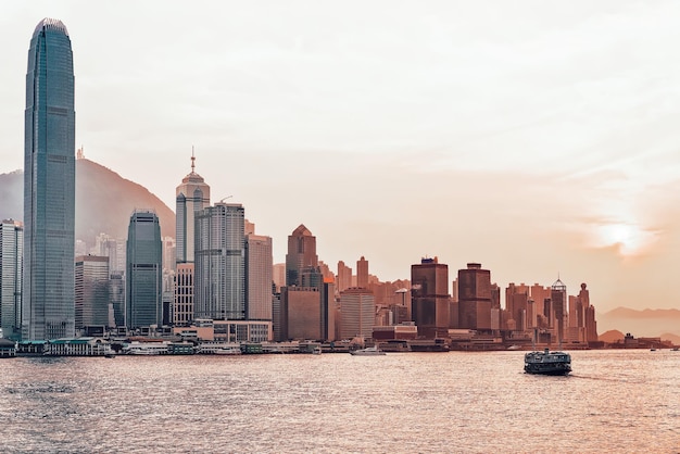 Star ferry à Victoria Harbour à Hong Kong au coucher du soleil. Vue de Kowloon sur l'île de Hong Kong.