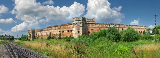 Stare Selo, Ukraine 10.07.2021. Ruines du château de Stare Selo dans la région de Lviv en Ukraine lors d'une journée d'été ensoleillée