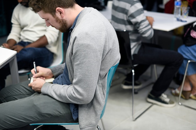 Startup, gens d&#39;affaires écrit sur cahier