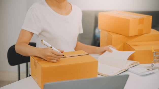 Startup petite entreprise entrepreneur PME femme asiatique reçoit une commande au téléphone Succès jeune propriétaire de petite entreprise asiatique bureau à domicile vente en ligne livraison marketing e-commerce PME concept de télémarketing