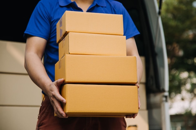 Startup PME petite entreprise entrepreneur d'une femme asiatique indépendante portant un tablier à l'aide d'un ordinateur portable et d'une boîte pour recevoir et examiner les commandes en ligne pour se préparer à emballer la vente aux clients en ligne des idées d'affaires de PME