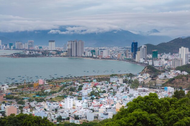 Photo la station balnéaire asiatique de nha trang est située dans l'horizon du vietnam.