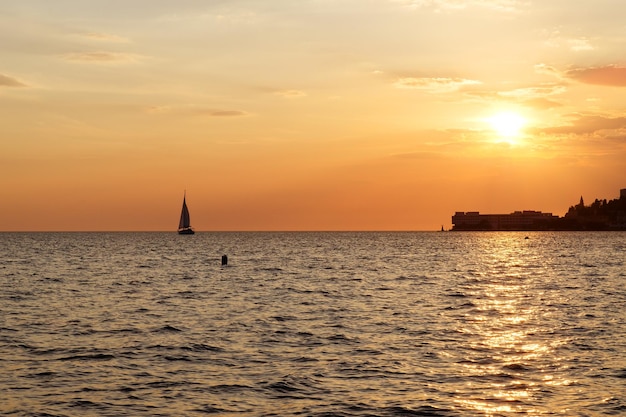 station balnéaire de la côte slovène. ciel coucher de soleil orange en été. Vue panoramique sur la mer Adriatique