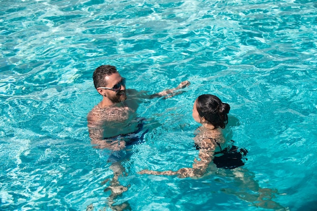 Station balnéaire d'été Gagnant de la vie Couple dans la piscine Fête à la piscine