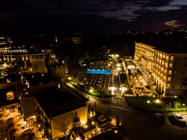 Station balnéaire luxueuse d'été, vue aérienne d'en haut, vue nocturne sur drone de l'hôtel et de la marina en Bulgarie