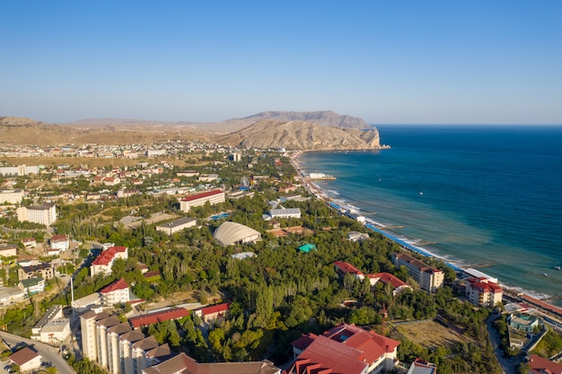 La station balnéaire de Sudak en Crimée sur la mer Noire vue depuis un drone