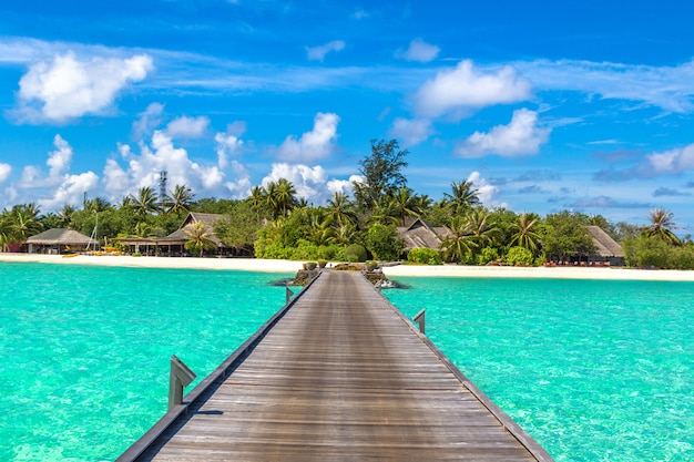 Station balnéaire tropicale des Maldives et ciel ensoleillé