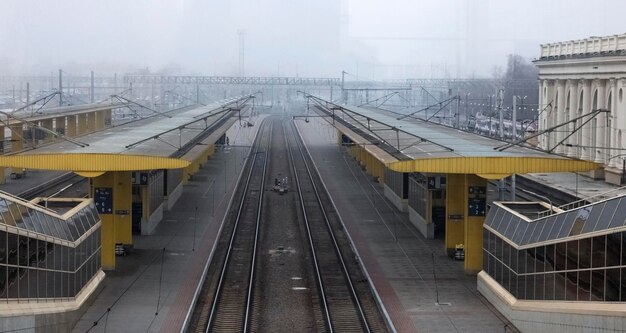 Station sur le chemin de fer dans le brouillard