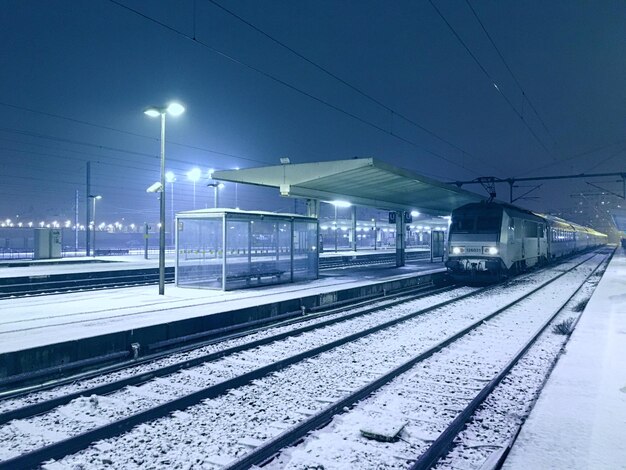 Photo station de chemin de fer pendant l'hiver la nuit