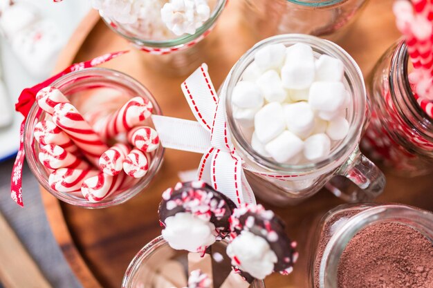 Station de chocolat chaud avec une variété de garnitures.