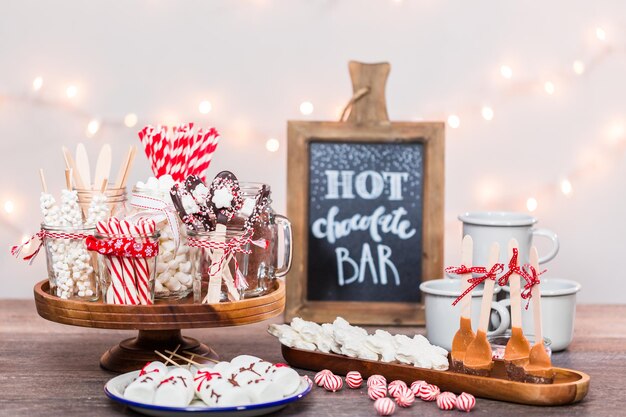 Station de chocolat chaud avec une variété de garnitures.