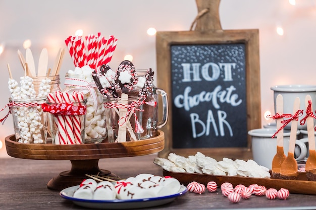 Station de chocolat chaud avec une variété de garnitures.