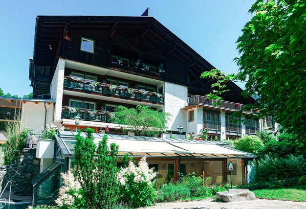 Station familiale hôtelière et paysage avec nature en été en Autriche. Conception de maison en bois moderne parmi les montagnes. Façade extérieure du complexe de bâtiments. Vue de face de la villa. Détendez-vous en vacances.